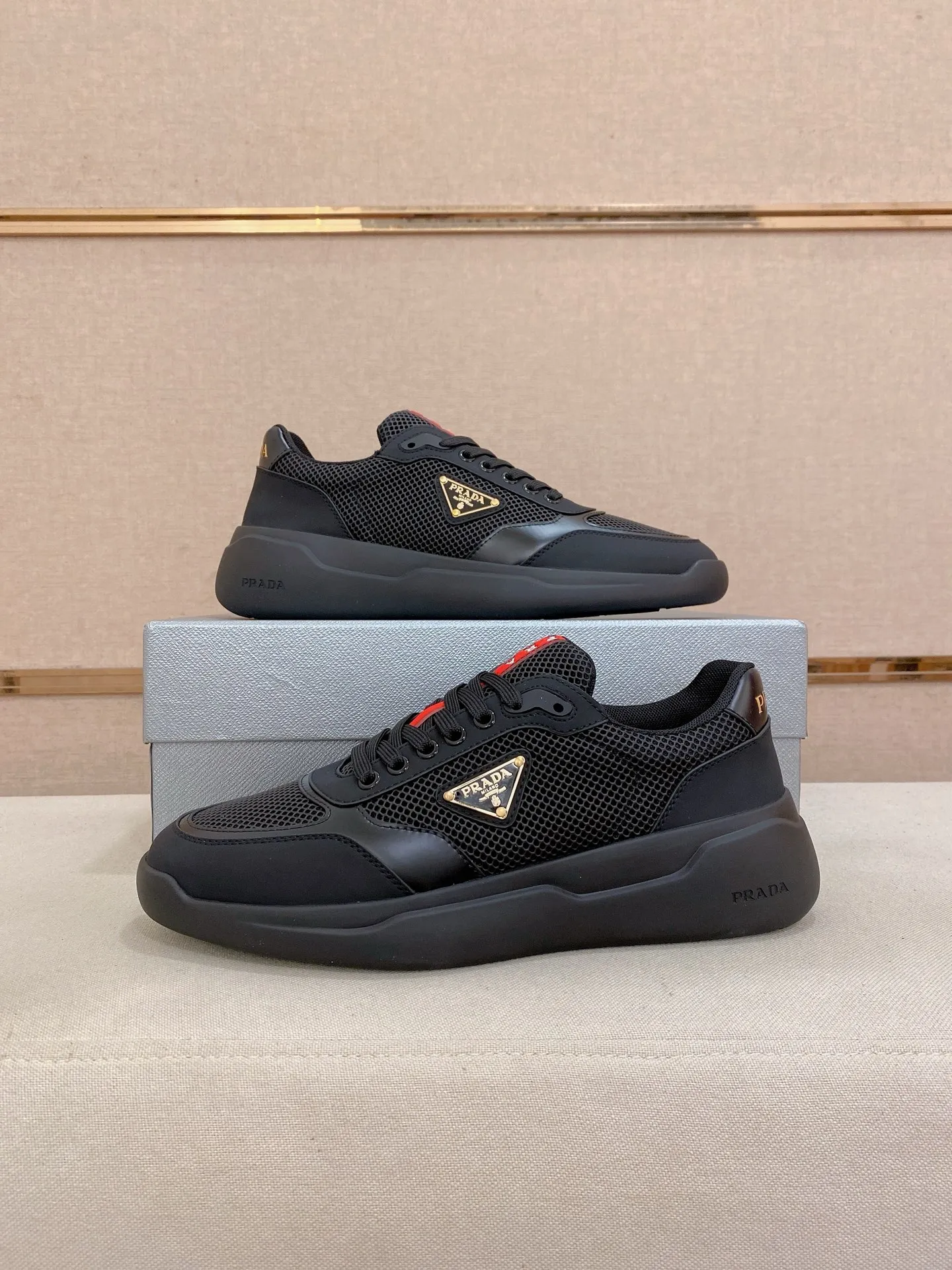 Men's shoes 💰 620💰 ✔️✔️✔️Higher version High-quality new PRADA (Prada) counters are launched simultaneously. The new men's shoes and 😘fabric are made of high-tech glue-making technology. Lining: Full cowhide lining. 👍🏿 High-end ☄️ Air-cushion molded anti-slip foam outsole, exquisite lines, simple and elegant, comfortable and high-end for leisure travel. Code number: 38 to 44 (45 can be customized and cannot be returned or exchanged)